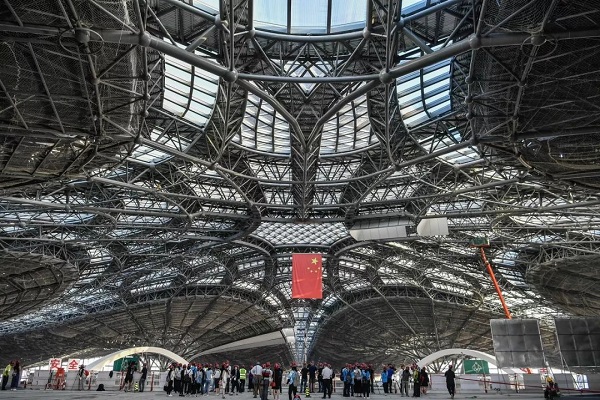 為什么現代建筑以鋼網架結構居多？