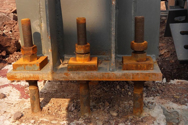 鋼結(jié)構(gòu)建筑柱腳安裝預(yù)埋件偏移了怎么辦？