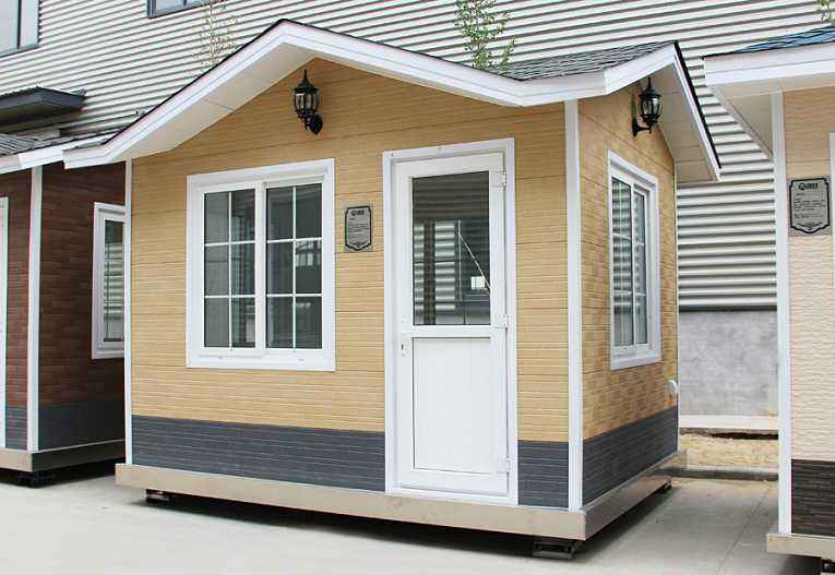 輕鋼崗?fù)? /><br /></p> 有人會(huì)認(rèn)為,<strong>輕鋼房屋</strong>的使用壽命不如傳統(tǒng)的混凝土建筑,但是,根據(jù)國(guó)外經(jīng)驗(yàn)以及實(shí)驗(yàn)數(shù)據(jù)來(lái)看,這種體系在歐美發(fā)達(dá)國(guó)家已經(jīng)成熟運(yùn)用,輕鋼住宅結(jié)構(gòu)的使用壽命是90年,使我們可以放心使用的家居住房。盛大鋼結(jié)構(gòu)利用現(xiàn)代新型的建筑材料,包括玻璃棉、歐松板、石膏板、金屬雕花板、瀝青瓦、SBS防水卷材、呼吸紙等材料,解決了該建筑體系的防水、防火、保溫、隔熱、吸引降噪等技術(shù)問(wèn)題,我們對(duì)<strong>輕鋼房屋</strong>的未來(lái)前景是十分看好的。<br /><p> 山西盛大鋼結(jié)構(gòu)近期的新產(chǎn)品除了輕鋼住宅以外,還有集裝箱房屋、輕鋼崗?fù)は盗小⒐残l(wèi)生間系列產(chǎn)品,如果您對(duì)我們的新產(chǎn)品感興趣的話,可以致電我們的銷售客服熱線,我們期待您的來(lái)電。</p><p> 本文鏈接:<strong>http://m.h8287.cn/news/0004511655.html </strong>未經(jīng)允許不得轉(zhuǎn)載。</p><p style=